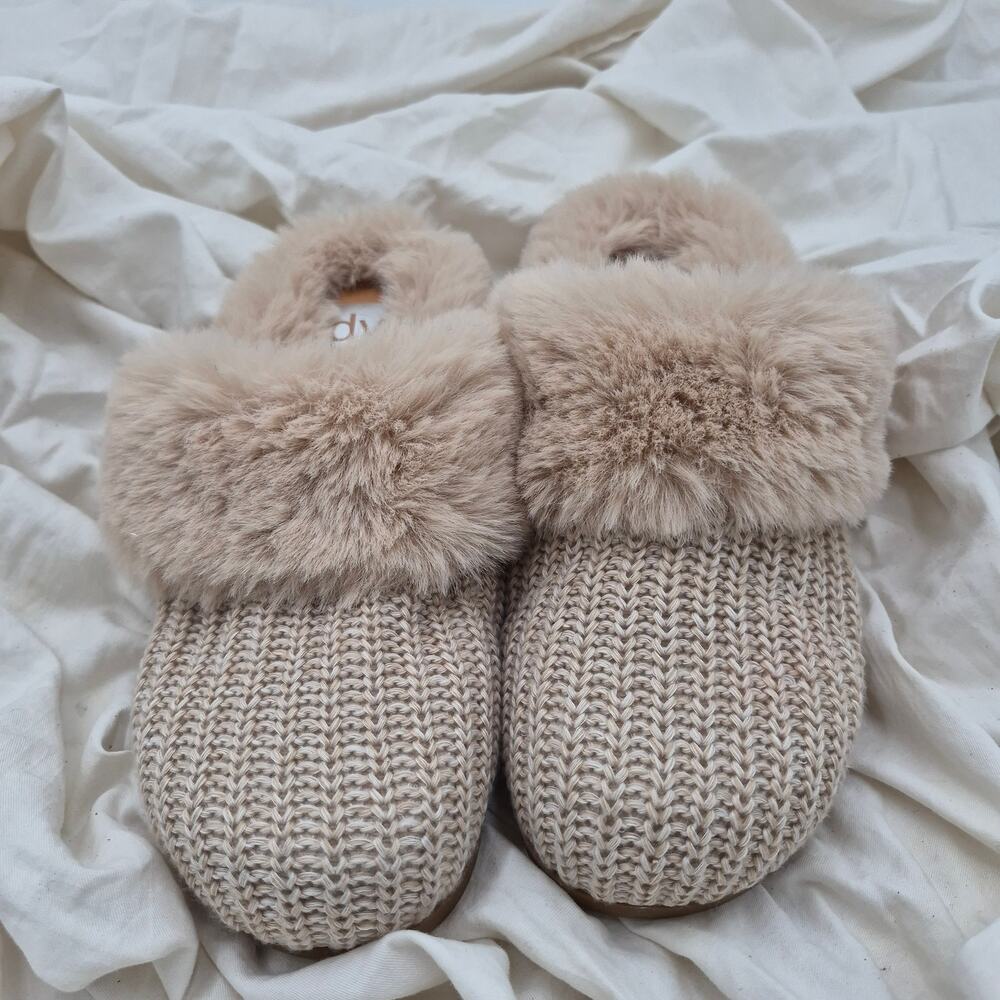 NEW DV by Dolce Vita Adler Knit Faux Fur Slippers natural slip-on clogs Women 9
